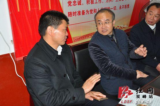 禹敏与第一师范党委书记彭小奇商讨白泥村脱贫攻坚工作